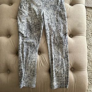 Lululemon size 4 gently worn legging black/white/gray multi print. W pockets